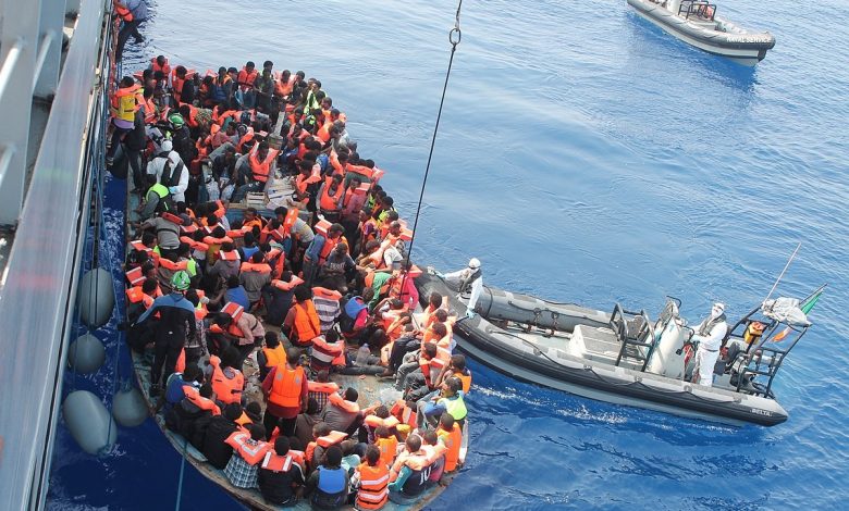 عدد المهاجرين العابرين للقناة الإنجليزية يتجاوز 10 آلاف شخص في 2022