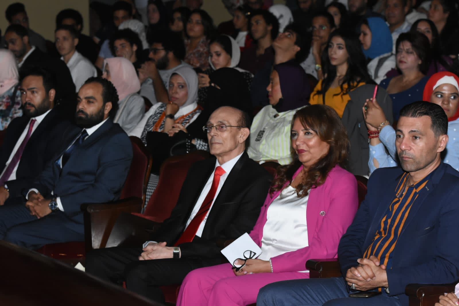محمد صبحي يعلن عن مفاجأة لطلبة معهد الفنون المسرحية بالإسكندرية عقب تكريمه بمهرجان المسرح العربي (13)