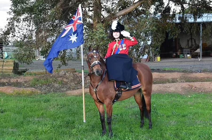 الطفلة الأسترالية تحمل علم بلادها أعلى المهر