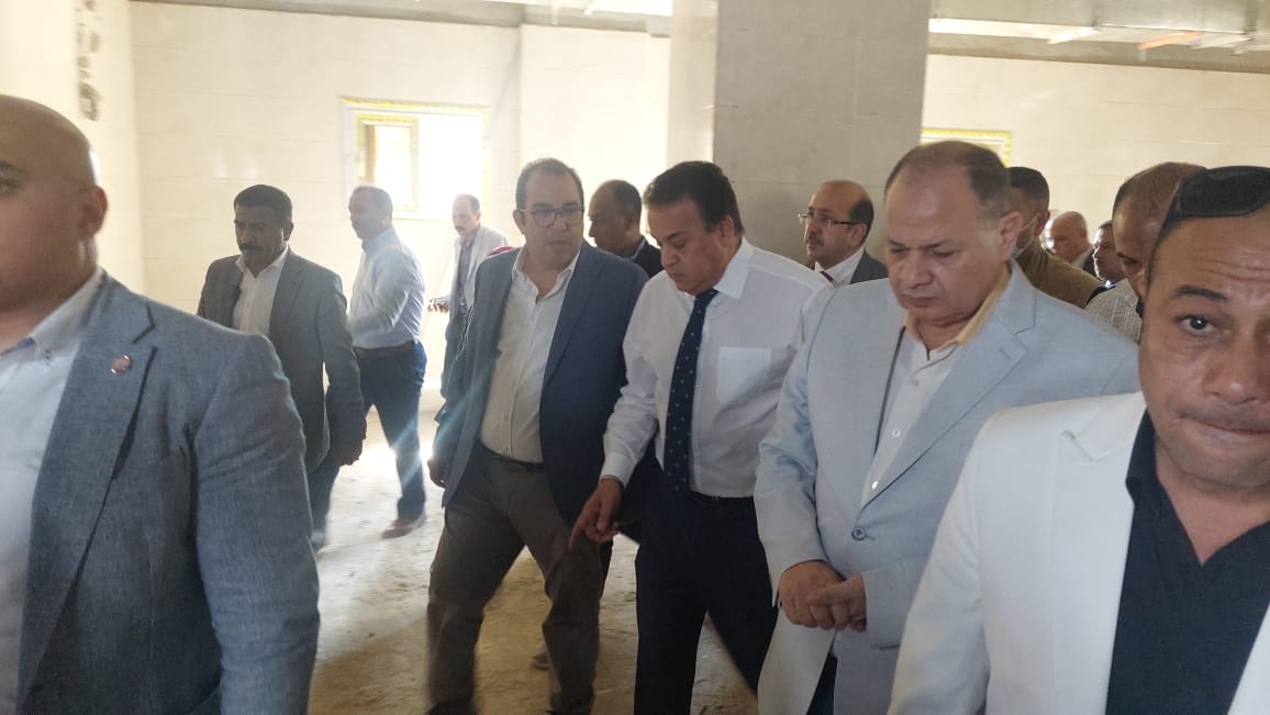 وزير الصحة يتفقد الإنشاءات بمستشفي منفلوط المركزى