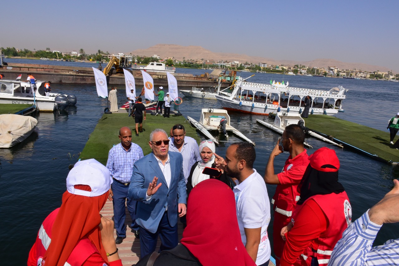 محافظ الأقصر يشارك فى مبادرة نظافة نهر النيل محافظ الأقصر يشارك فى مبادرة نظافة نهر النيل