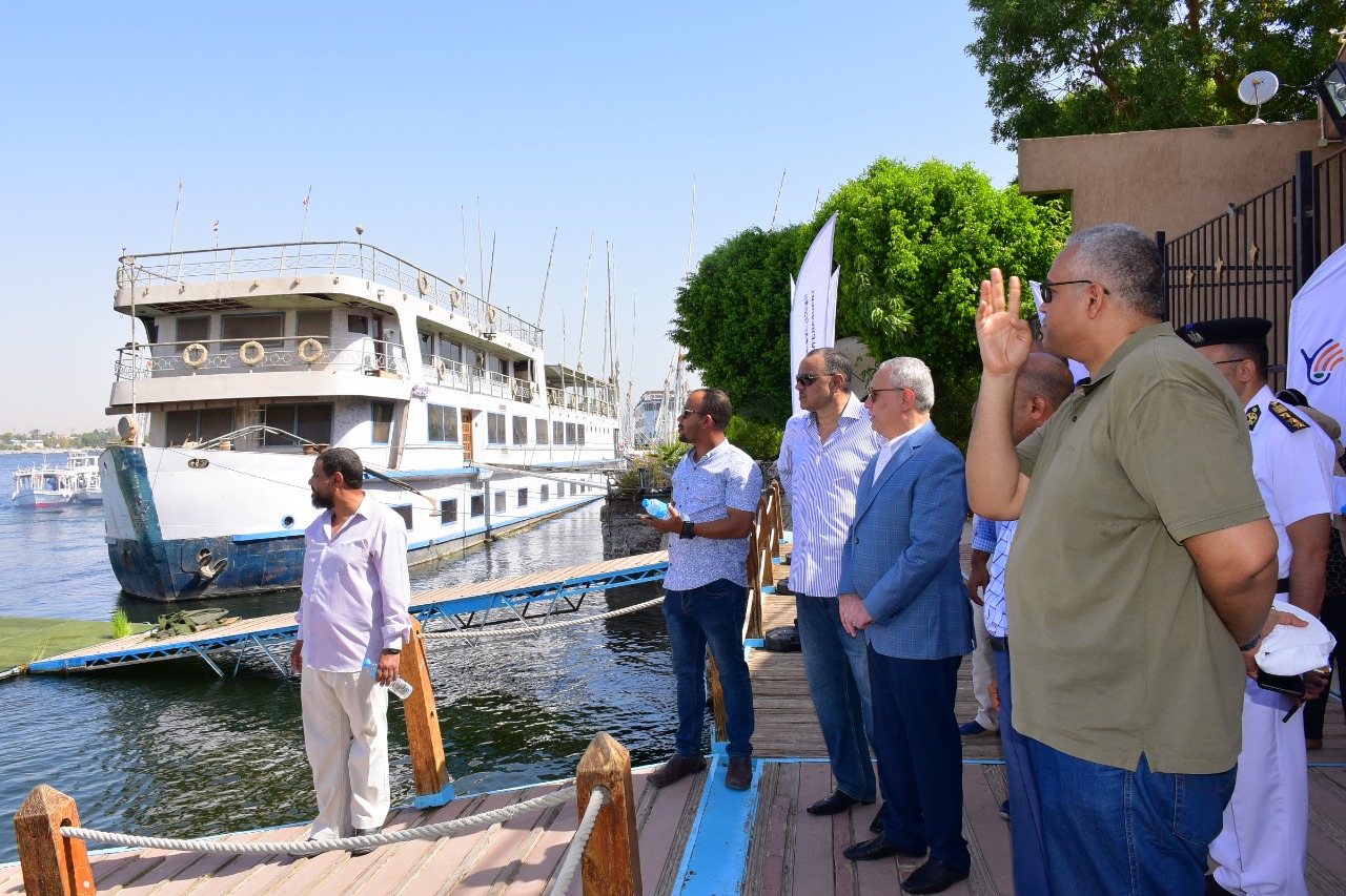 المحافظ يشرف على حملة نظافة نهر النيل بالأقصر المحافظ يشرف على حملة نظافة نهر النيل بالأقصر