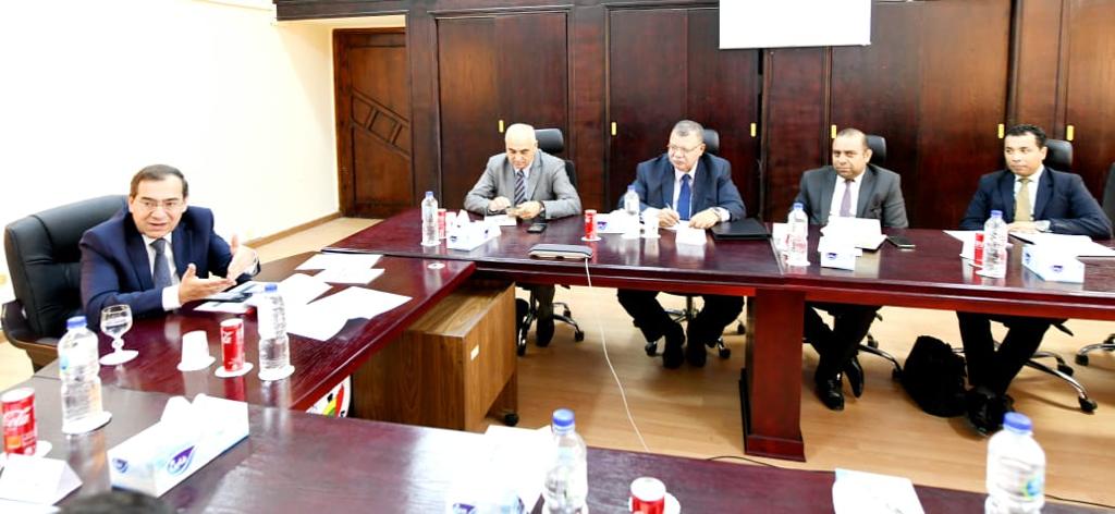 وزير البترول يجتمع مع عددًا من مسئولي الوزارة وزير البترول يجتمع مع عددًا من مسئولي الوزارة