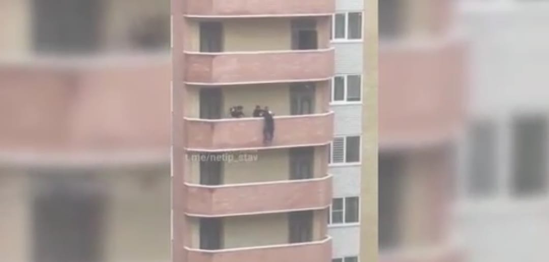 إنقاذ رجل حاول القفز من شرفة منزله فى روسيا (2) إنقاذ رجل حاول القفز من شرفة منزله فى روسيا (2)