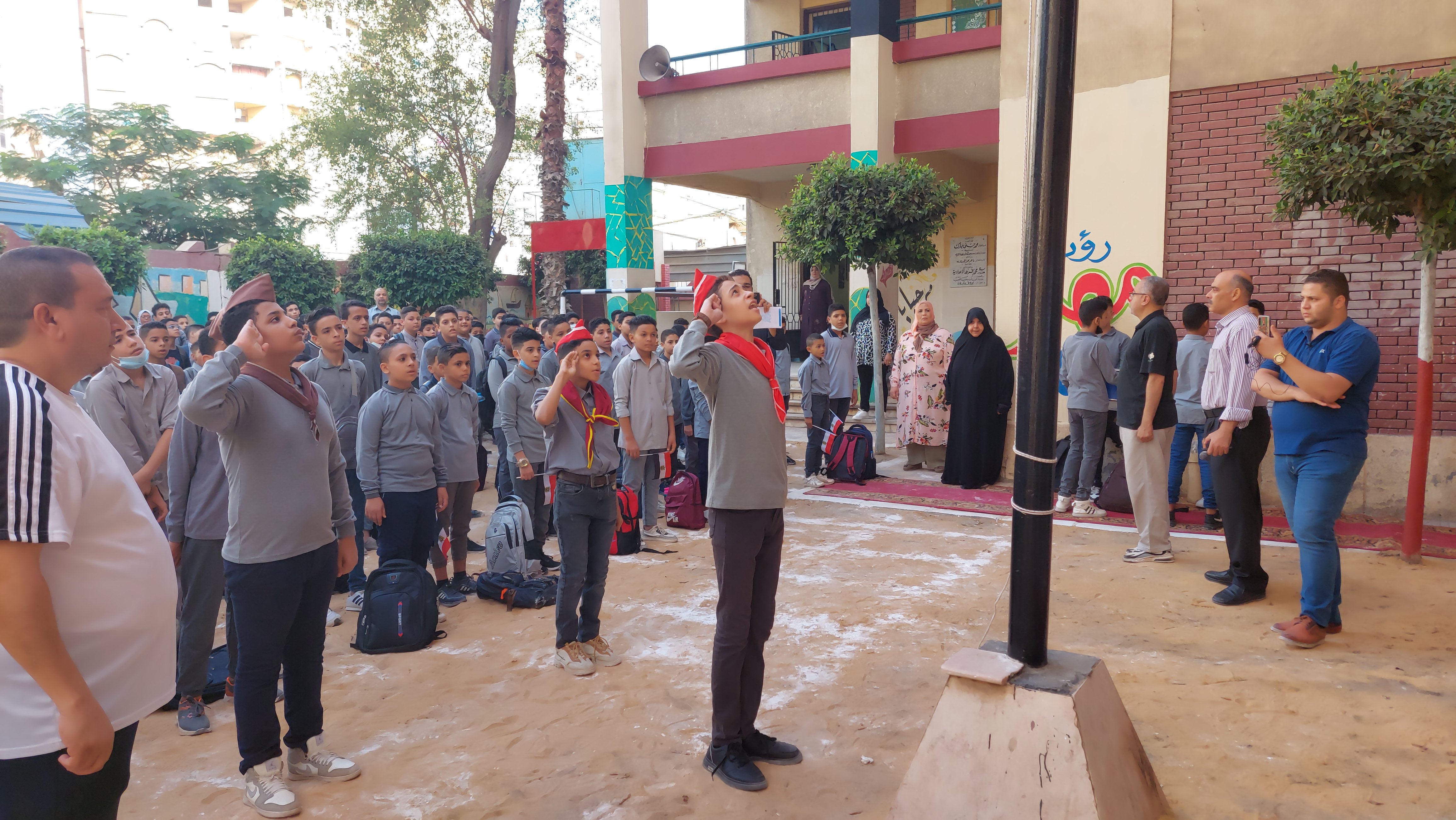 الشرطة المدرسية تؤدي تحية العلم (3) الشرطة المدرسية تؤدي تحية العلم (3)
