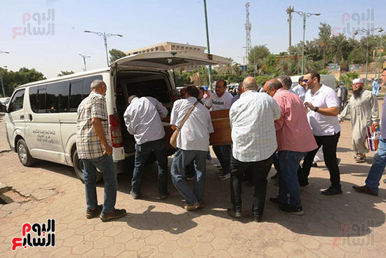 جنازة الراحل المخرج عبد اللطيف زكي (9) جنازة الراحل المخرج عبد اللطيف زكي (9)