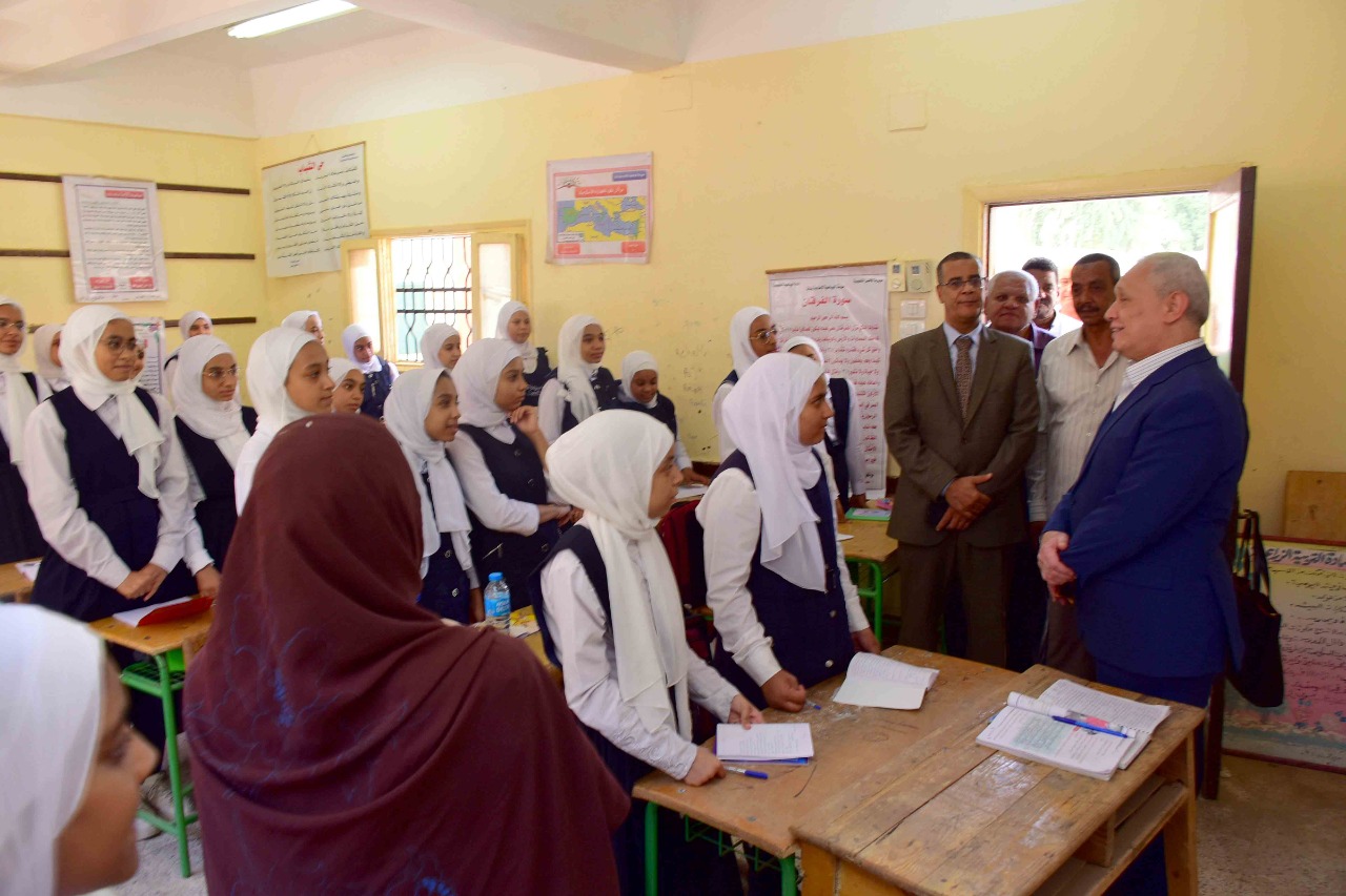 جانب من جولة المحافظ فى مدارس البياضية جانب من جولة المحافظ فى مدارس البياضية