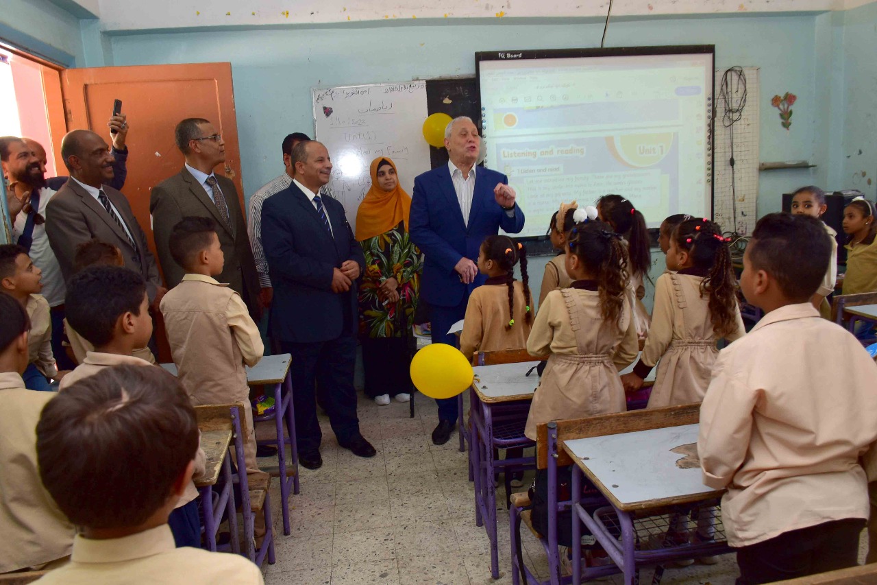 متابعة المحافظ للأطفال داخل المدارس متابعة المحافظ للأطفال داخل المدارس