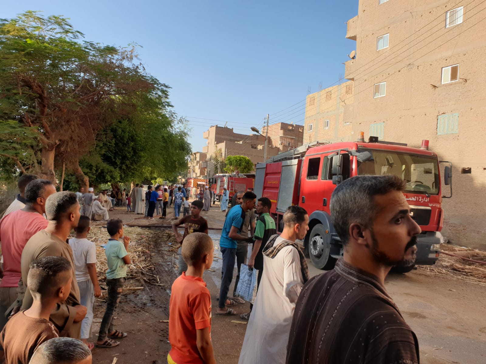 الأهالى خارج المنازل بسبب الحريق (2) الأهالى خارج المنازل بسبب الحريق (2)