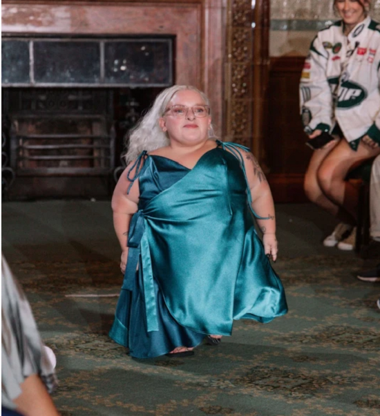 عارضة من قصارى القامة