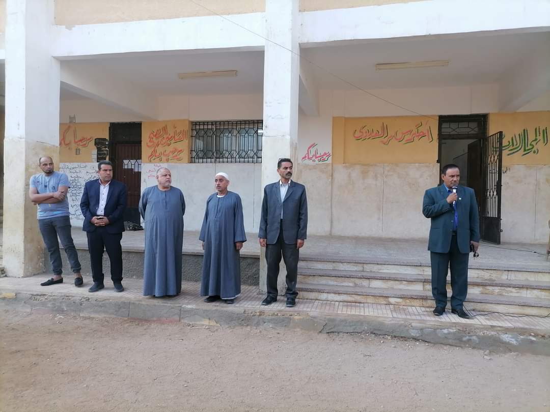 الوقوف دقيقة حداد على مدير المدرسة الراحل (1) الوقوف دقيقة حداد على مدير المدرسة الراحل (1)