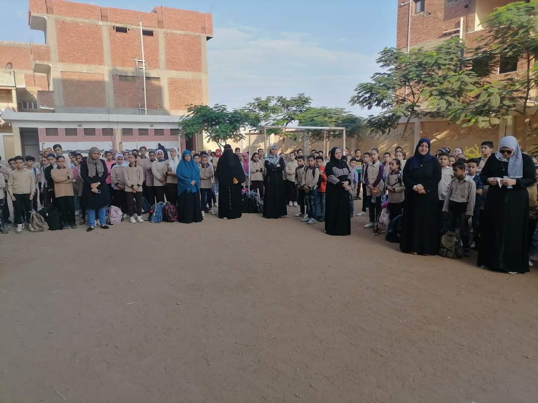 الوقوف دقيقة حداد على مدير المدرسة الراحل (5) الوقوف دقيقة حداد على مدير المدرسة الراحل (5)