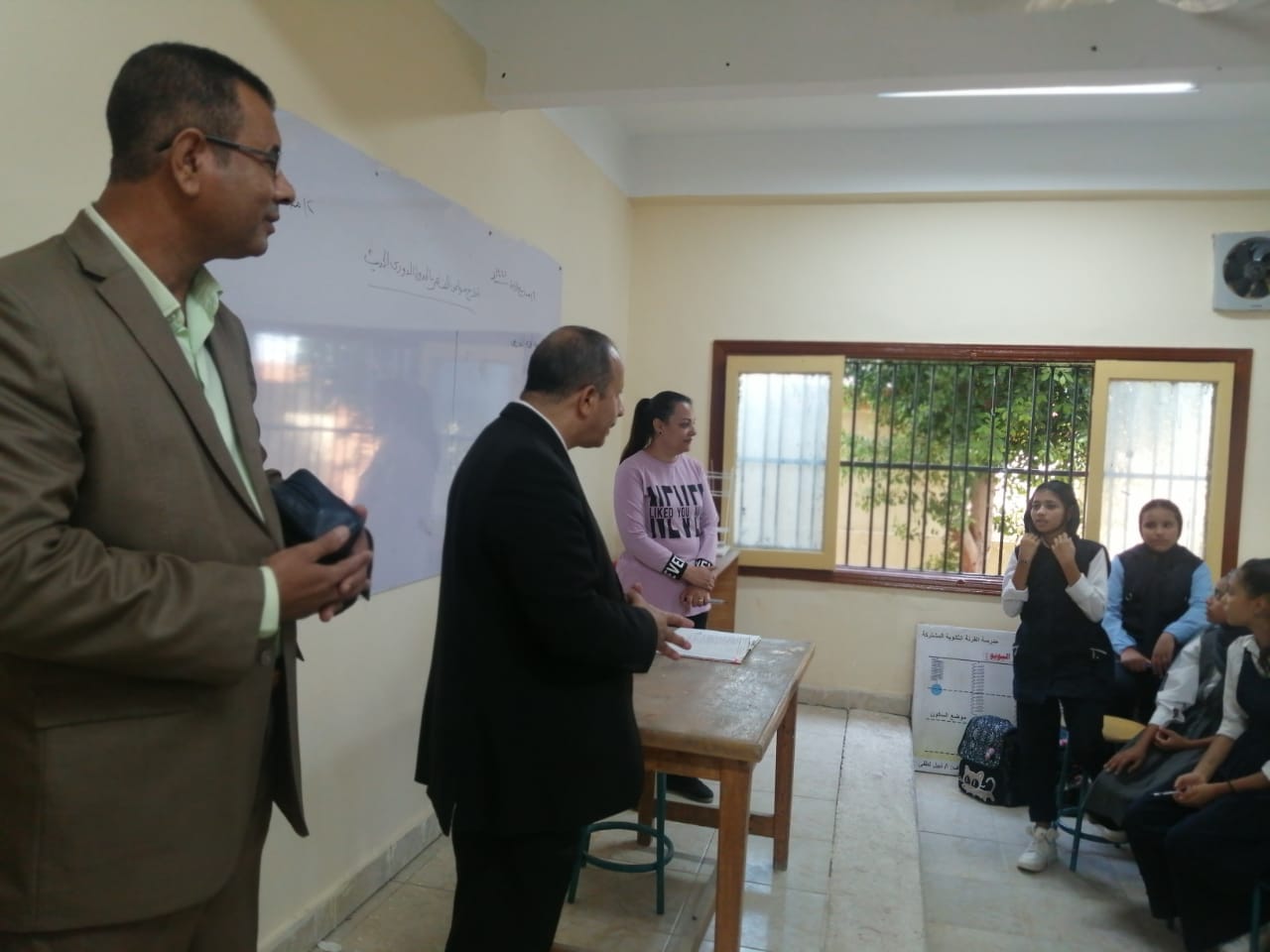 جانب من الجولات فى مدرسة القرنة الإعدادية الثانوية بنات جانب من الجولات فى مدرسة القرنة الإعدادية الثانوية بنات