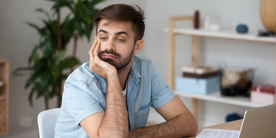 موظف يشعر بالملل موظف يشعر بالملل