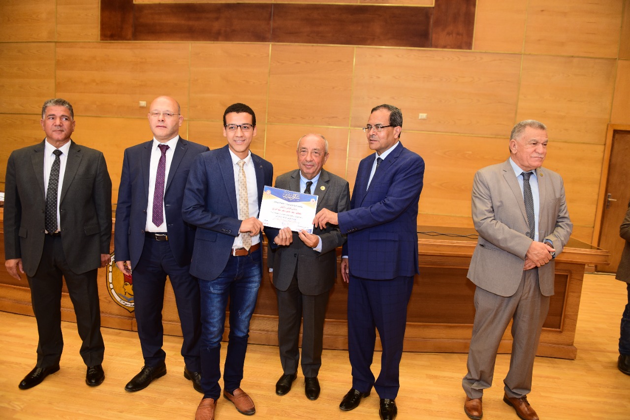 التكريم بحضور رئيس الجامعة ونائبه الدكتور حسان (2) التكريم بحضور رئيس الجامعة ونائبه الدكتور حسان (2)