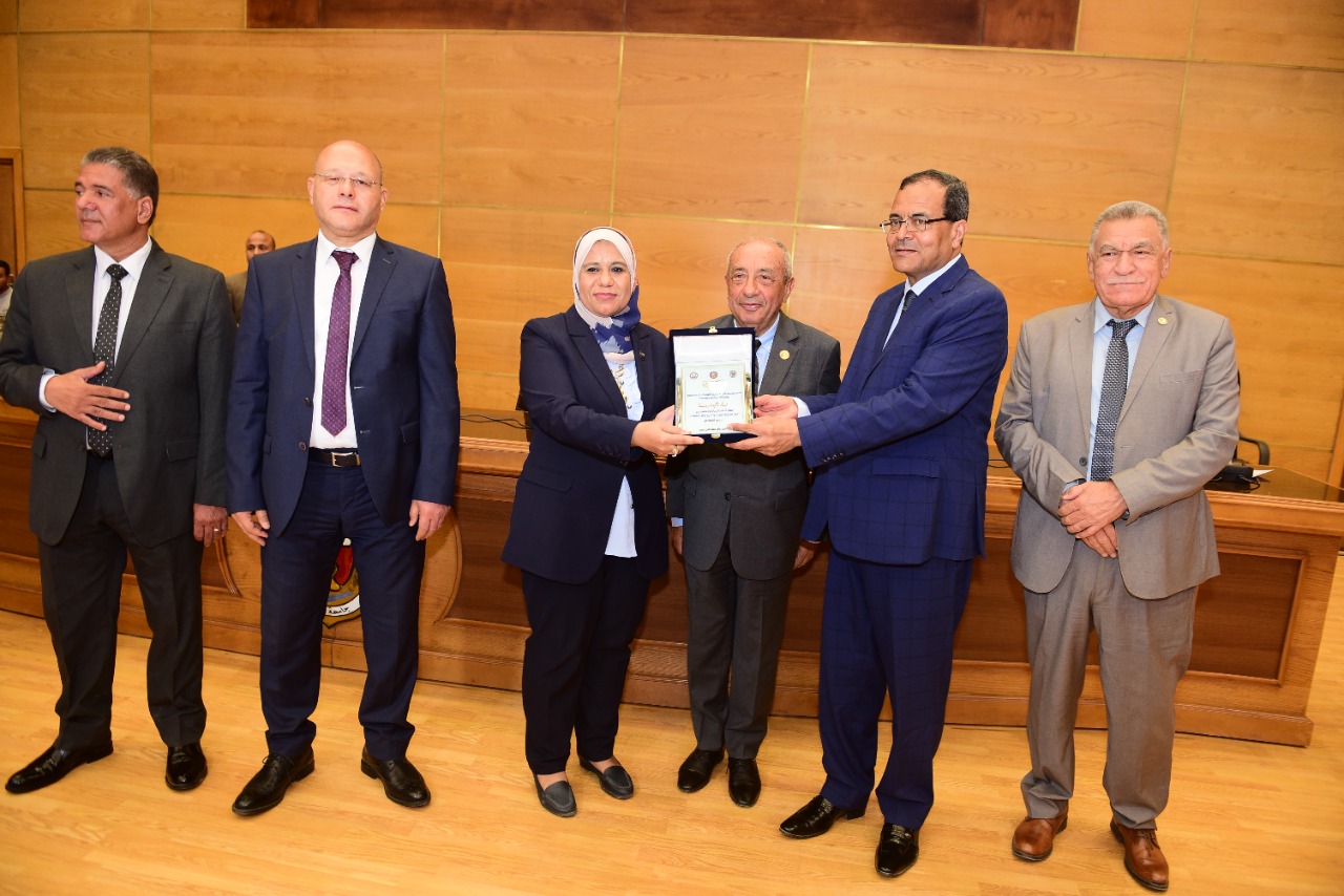 التكريم بحضور رئيس الجامعة ونائبه الدكتور حسان (4) التكريم بحضور رئيس الجامعة ونائبه الدكتور حسان (4)