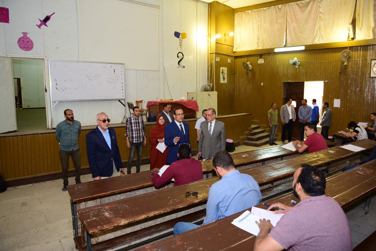 ؤئيس الجامعة يتفقد الإمتحانات (1) ؤئيس الجامعة يتفقد الإمتحانات (1)