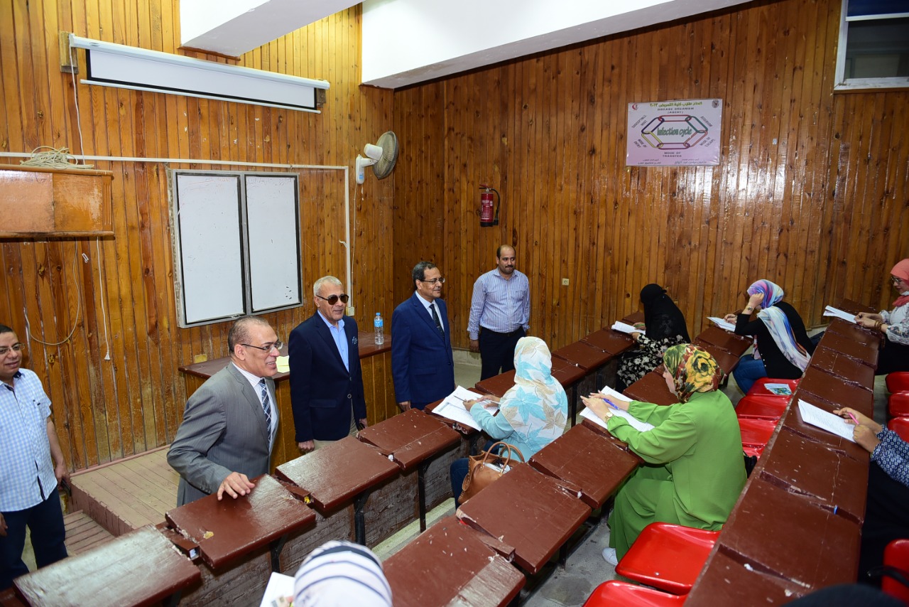 ؤئيس الجامعة يتفقد الإمتحانات (2) ؤئيس الجامعة يتفقد الإمتحانات (2)