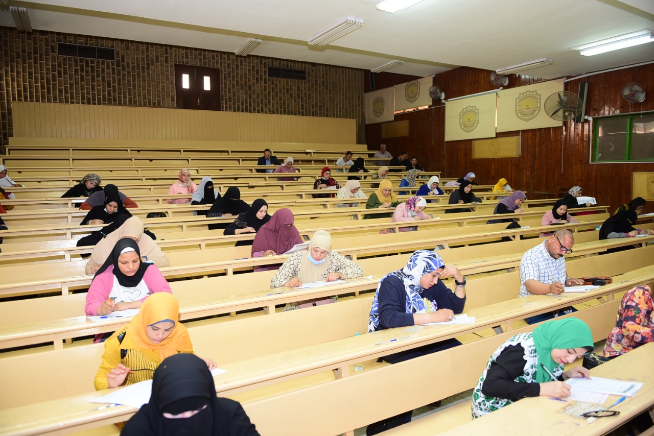 طلاب التعليم المدمج بجامعة سوهاج (1) طلاب التعليم المدمج بجامعة سوهاج (1)