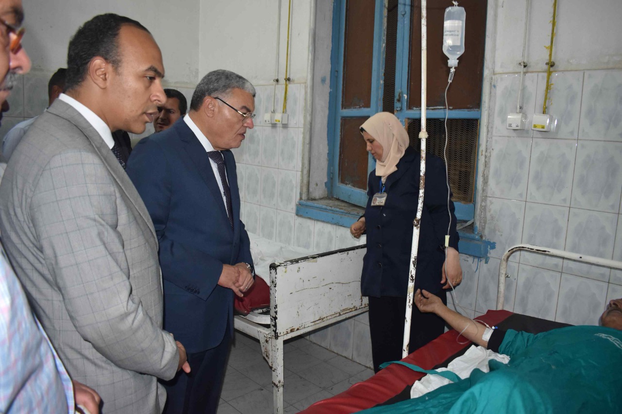 محافظ المنيا يتابع حالة المصابين في حادث تصادم (3) محافظ المنيا يتابع حالة المصابين في حادث تصادم (3)