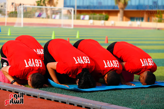 اللاعبون يؤدون فرض الصلاة اللاعبون يؤدون فرض الصلاة