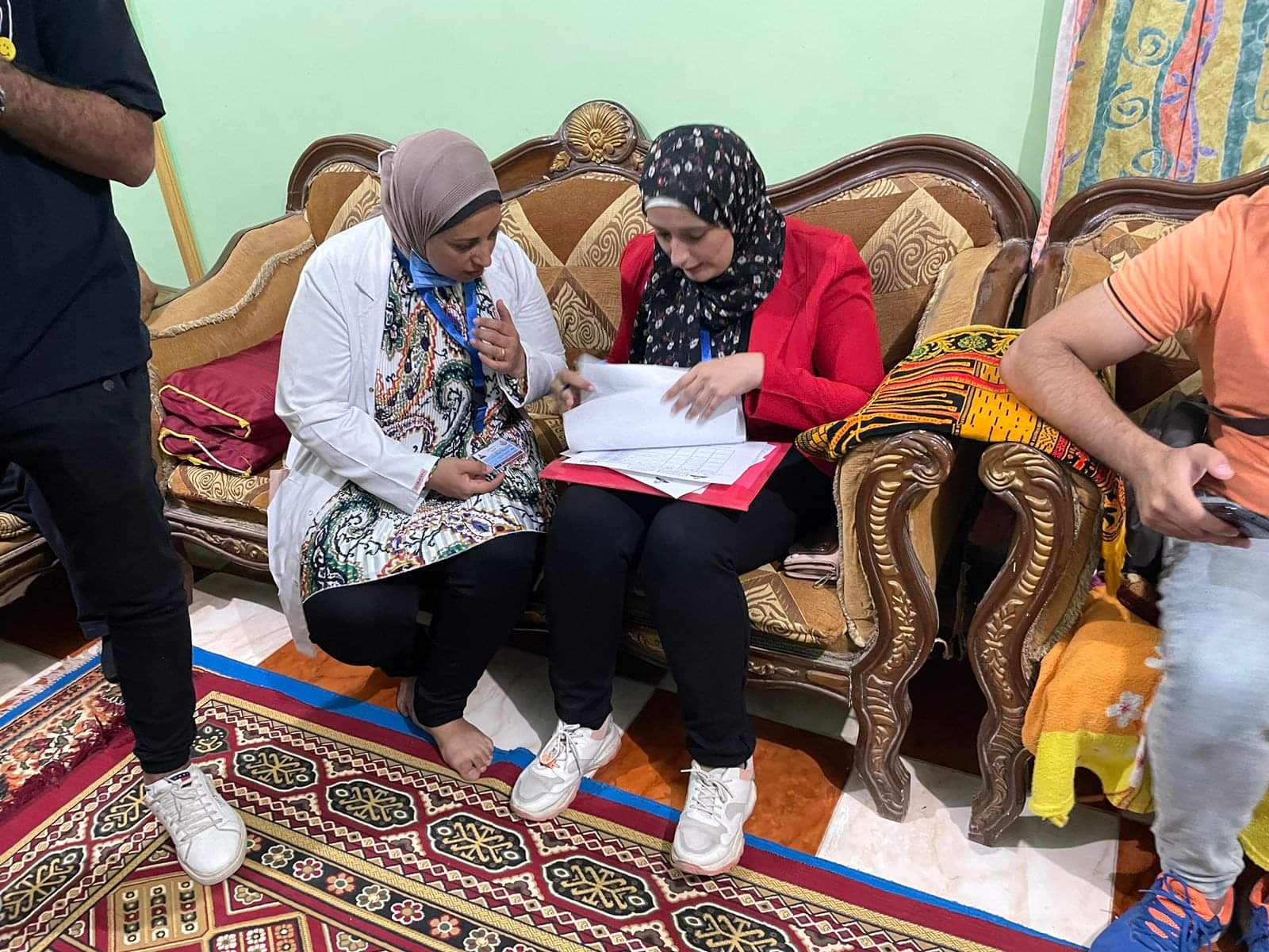 الفريق الطبى أثناء المسح الميداني لقياس انتشار الفيروسات الكبدية الفريق الطبى أثناء المسح الميداني لقياس انتشار الفيروسات الكبدية