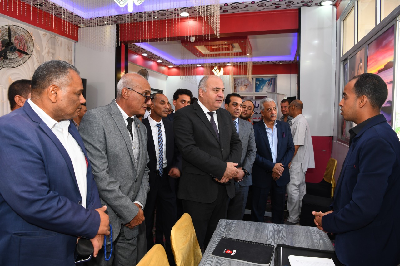 محافظ قنا يفتتح ملتقى توظيفى (1) محافظ قنا يفتتح ملتقى توظيفى (1)