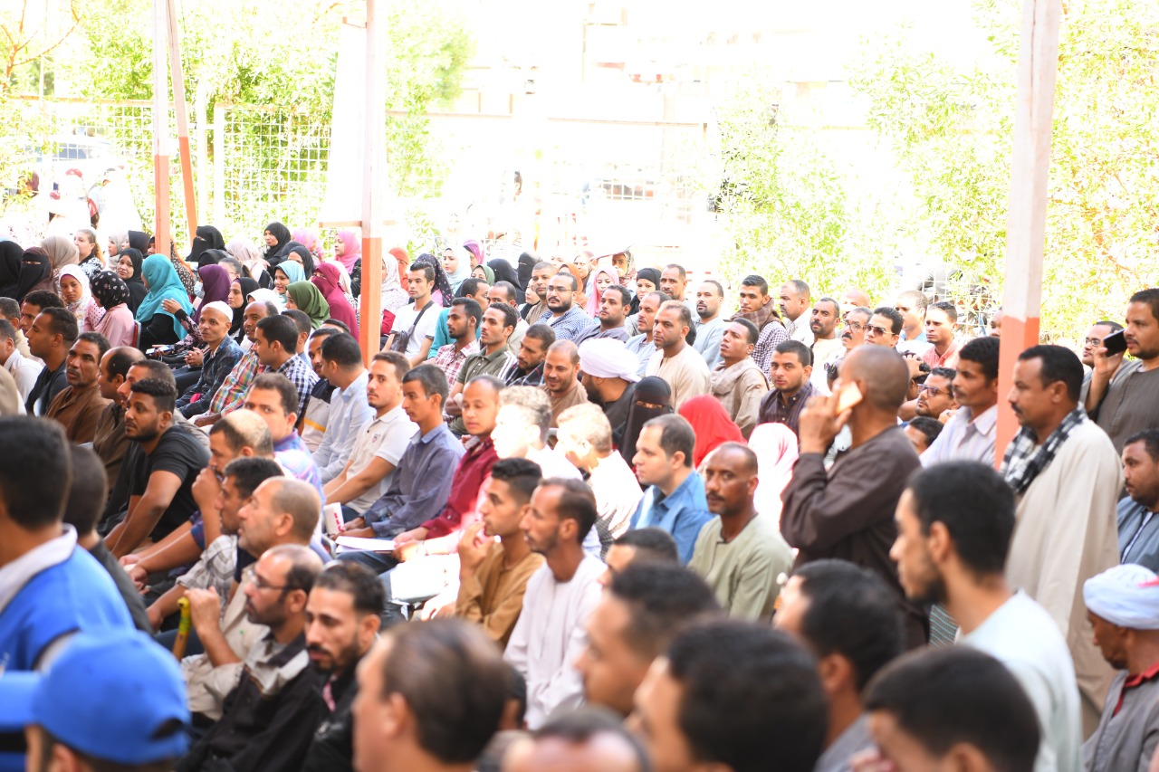 محافظ قنا يفتتح ملتقى توظيفى (4) محافظ قنا يفتتح ملتقى توظيفى (4)