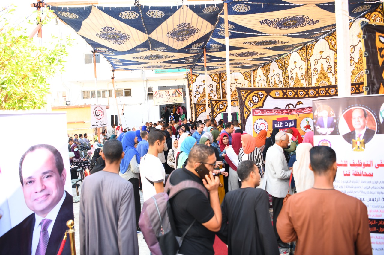 محافظ قنا يفتتح ملتقى توظيفى (3) محافظ قنا يفتتح ملتقى توظيفى (3)
