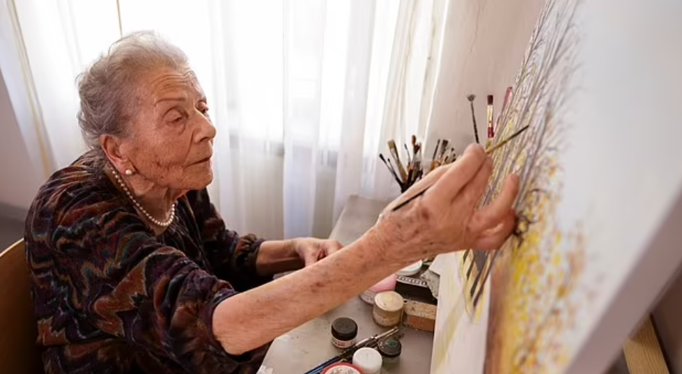 السيدة اثناء الرسم