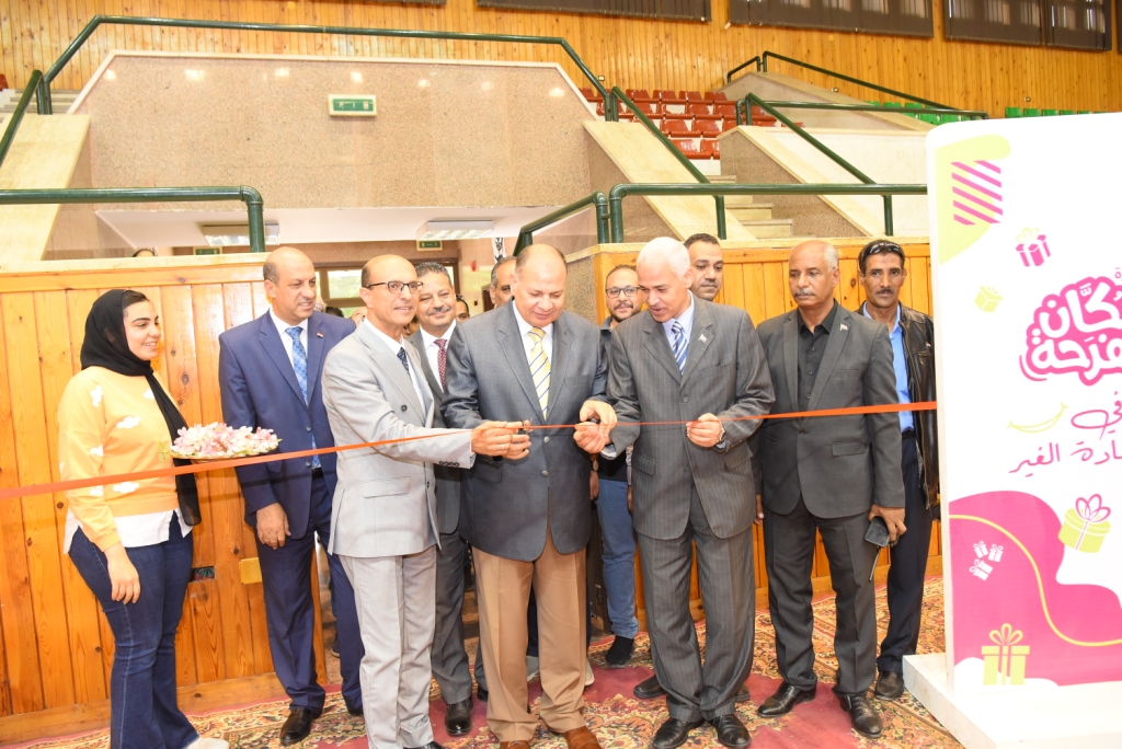 محافظ أسيوط ورئيس جامعتها يشهدان انطلاق أعمال مبادرة  دكان الفرحة