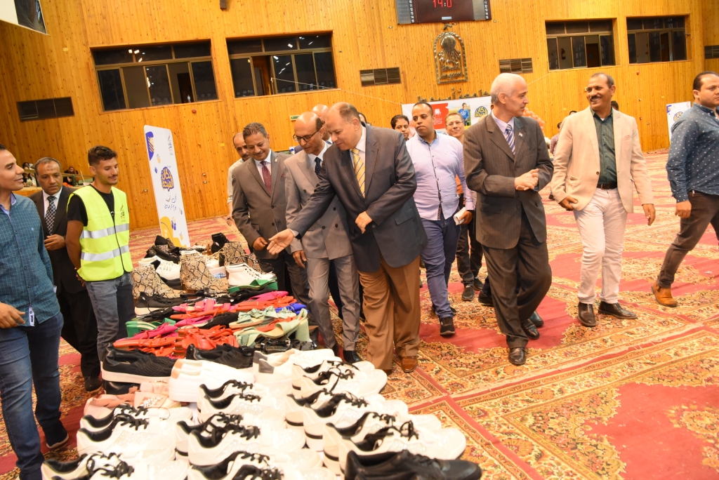 محافظ أسيوط ورئيس جامعتها يشهدان انطلاق أ دكان الفرحة