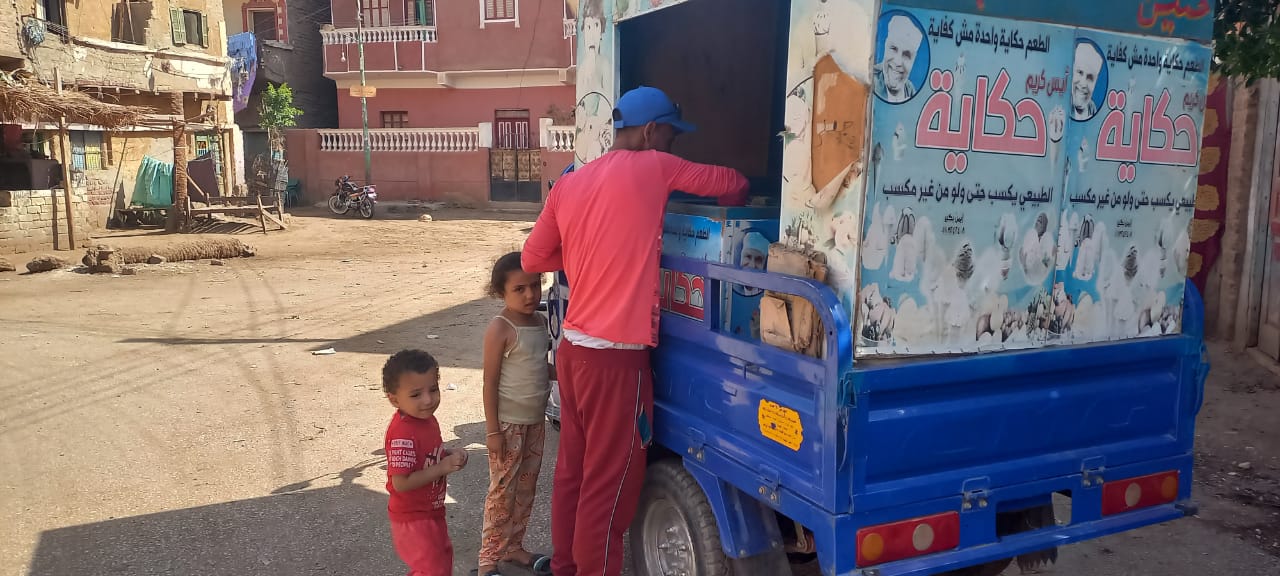 الشاب يعطى الايس كريم للغير قادرين الشاب يعطى الايس كريم للغير قادرين