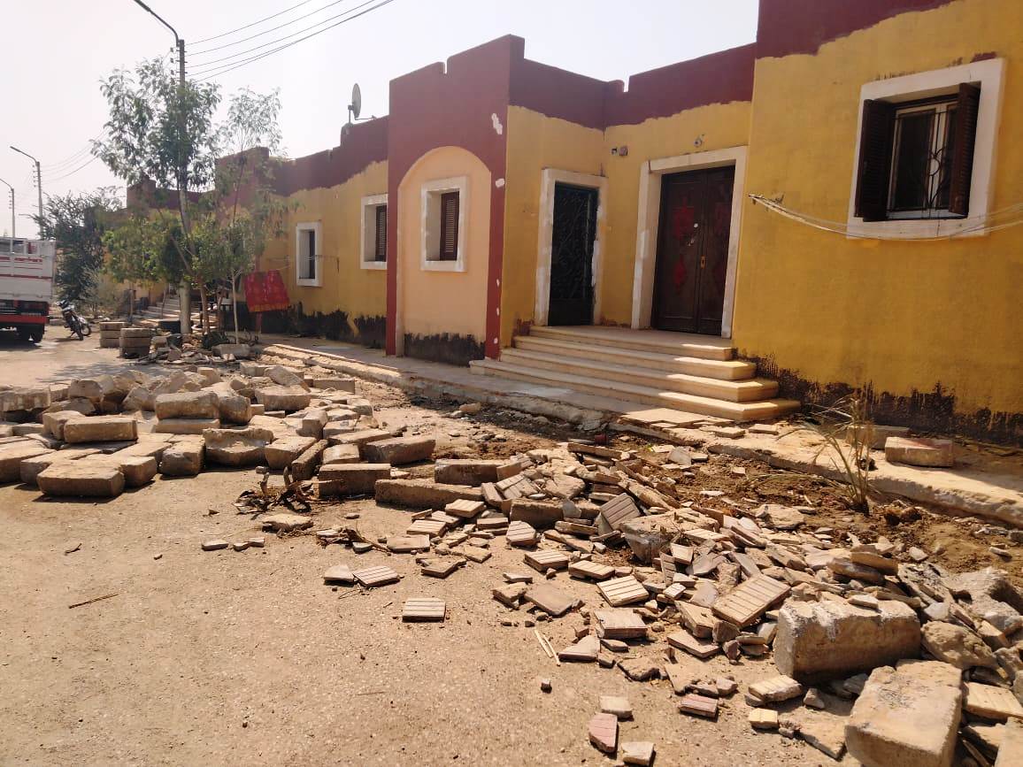 جانب من أعمال تطوير قريتى النسيج بحى الكوثر (2) جانب من أعمال تطوير قريتى النسيج بحى الكوثر (2)