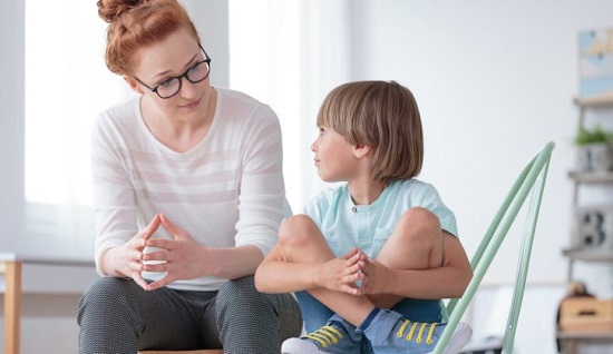 أم تتحدث مع ابنها أم تتحدث مع ابنها