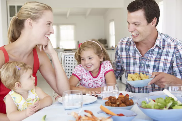 اسرة تتناول الطعام