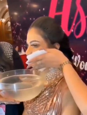 مسح الوجه بالمنديل مسح الوجه بالمنديل
