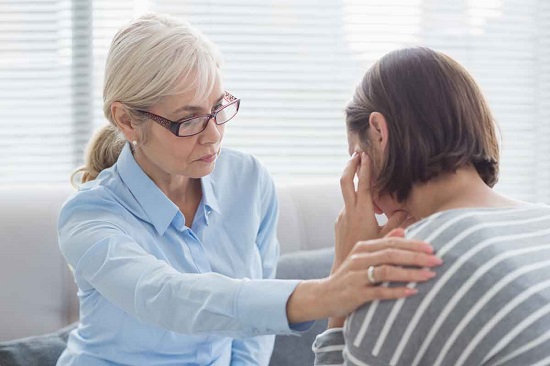 سيدة توجه نصيحة لصديقتها سيدة توجه نصيحة لصديقتها