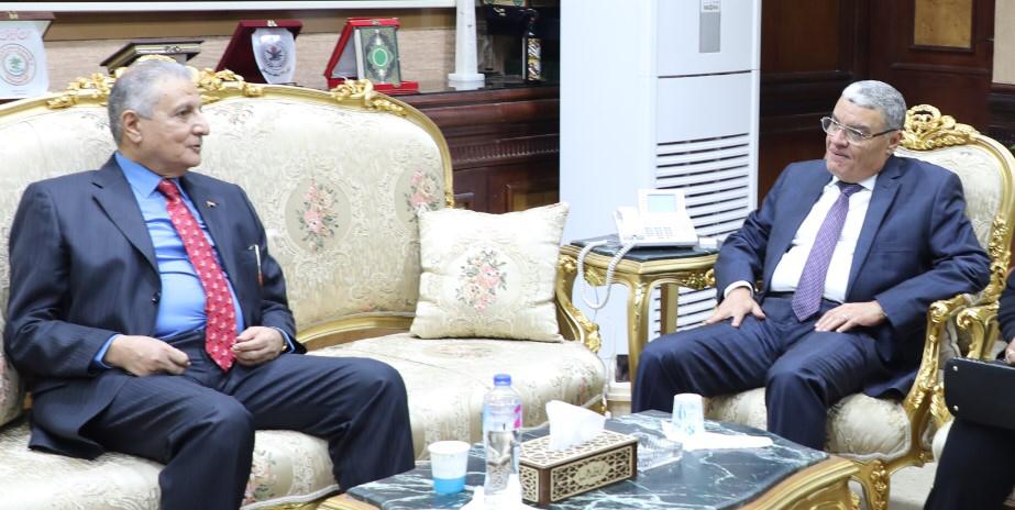 محافظ المنيا يستقبل مدير صندوق مكتبات مصر العامة (1) محافظ المنيا يستقبل مدير صندوق مكتبات مصر العامة (1)