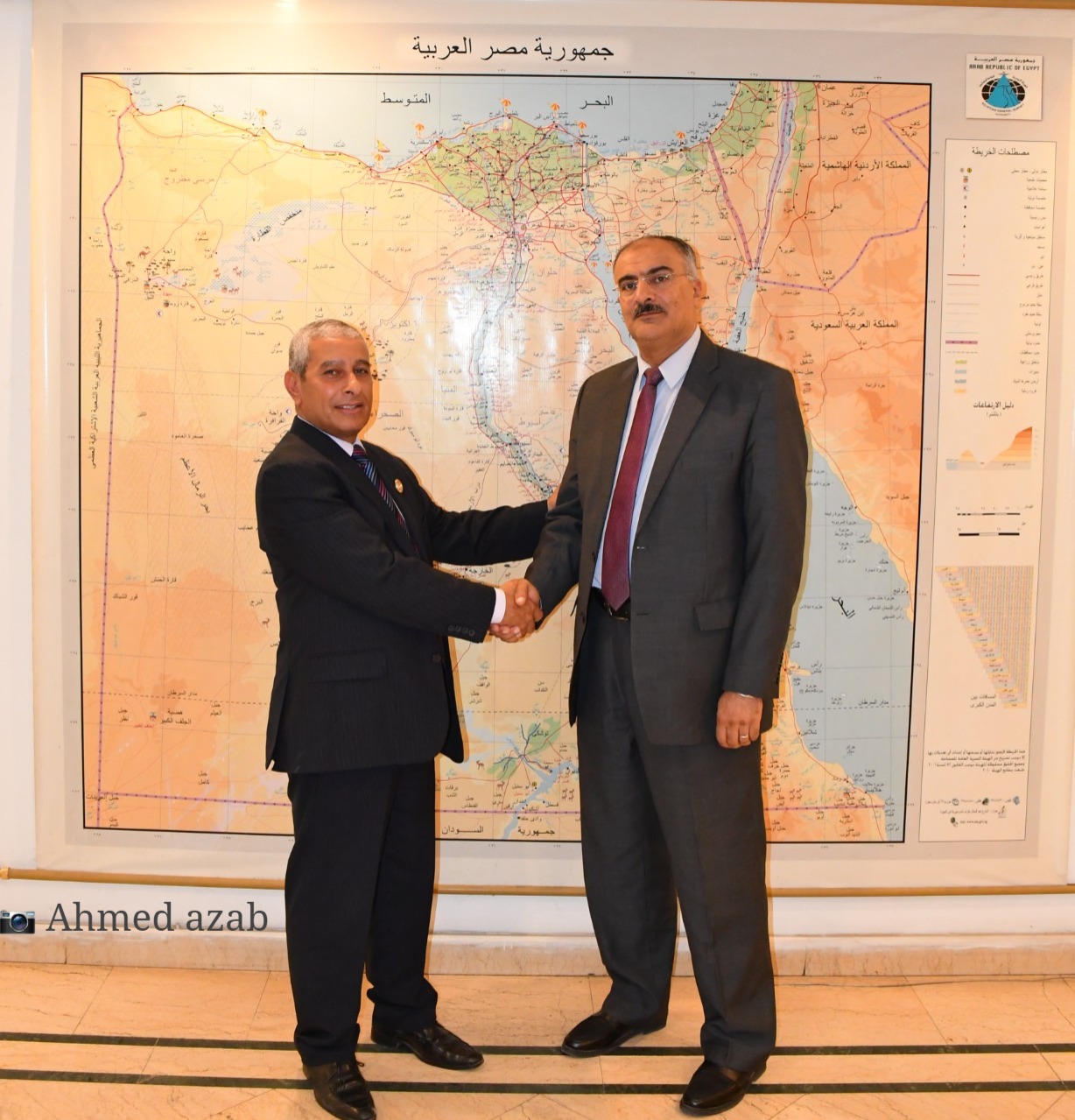 رئيس الشهر العقارى يقدم التهنئة لرئيس هيئة المساحة الجديد رئيس الشهر العقارى يقدم التهنئة لرئيس هيئة المساحة الجديد