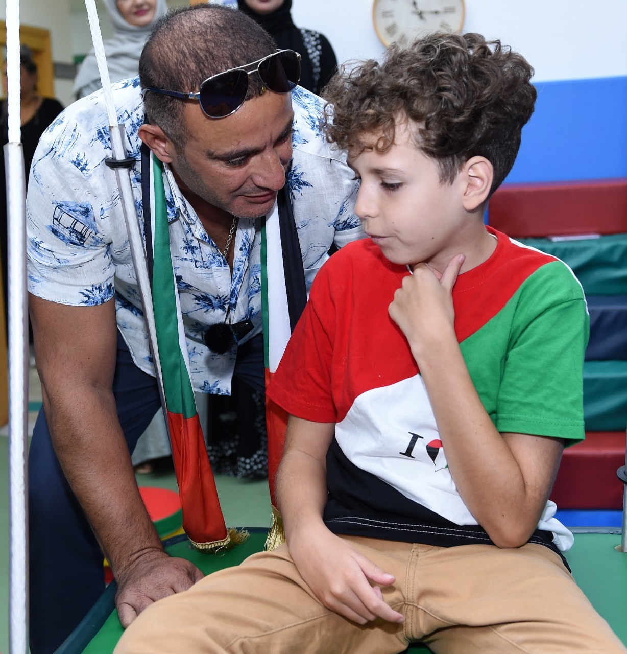 احمد السقا مع احد الاطفال من ذوى الهمم احمد السقا مع احد الاطفال من ذوى الهمم