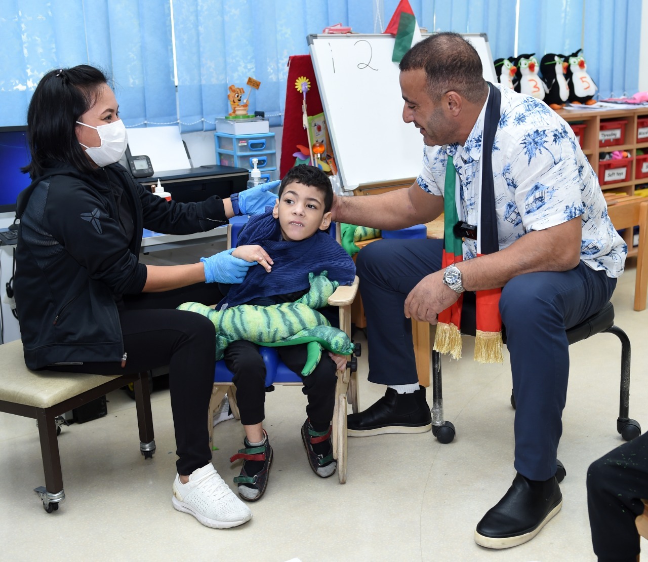احمد السقا فى زيارته لاحد مراكز اصحاب الهمم بالامارات احمد السقا فى زيارته لاحد مراكز اصحاب الهمم بالامارات