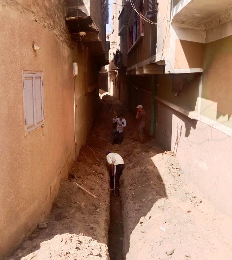 مد خطوط الغاز الطبيعي بقرية البطاخ بالمراغة (2) مد خطوط الغاز الطبيعي بقرية البطاخ بالمراغة (2)