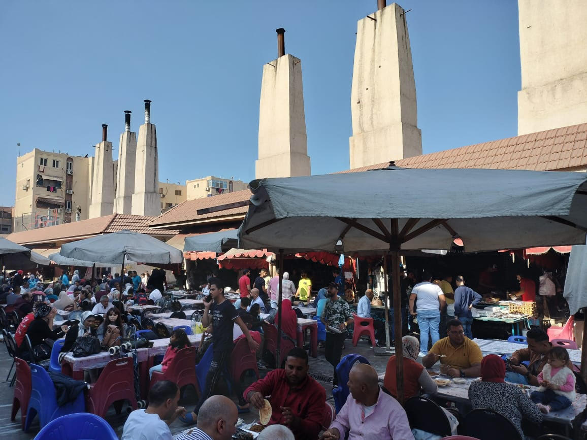 زوار بورسعيد وإقبال على سوق الأسماك بحى العرب زوار بورسعيد وإقبال على سوق الأسماك بحى العرب