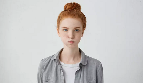 فتاة شعرها أحمر