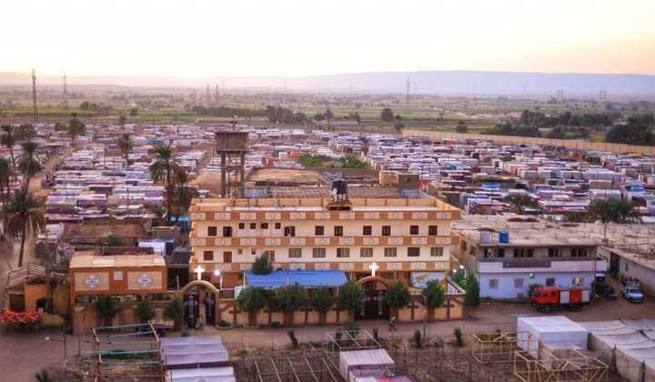 جانب من نصب الخيام حول الدير جانب من نصب الخيام حول الدير