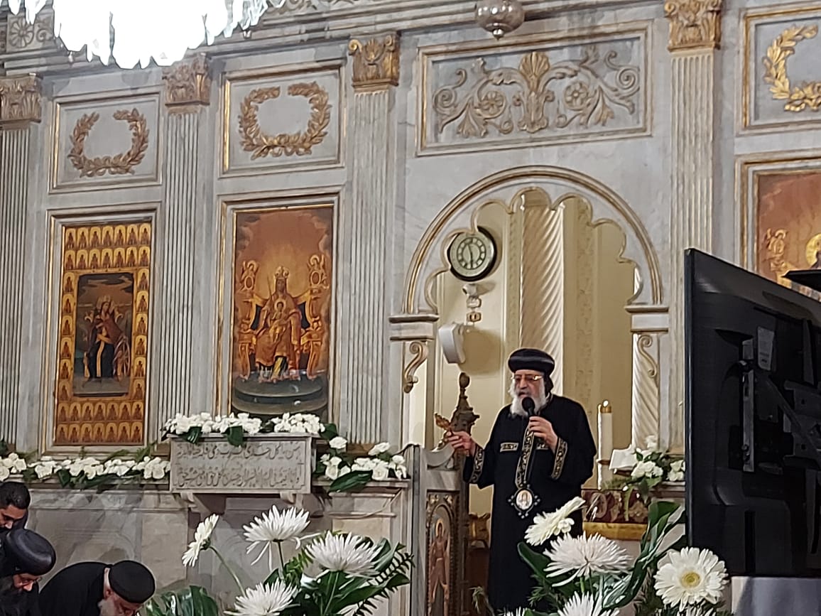 البابا داخل الكنيسة البابا داخل الكنيسة