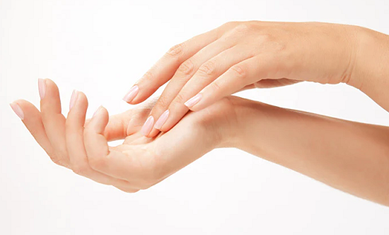 طرق طبيعية للتخلص من تجاعيد اليدين