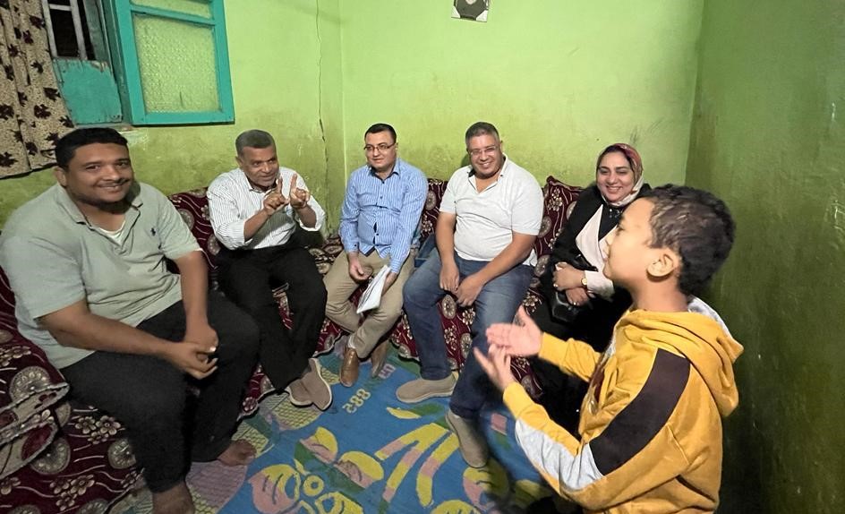 محافظ بني سويف يطمئن على استمرار المتابعة والرعاية الطبية لمواطن مريض (2) محافظ بني سويف يطمئن على استمرار المتابعة والرعاية الطبية لمواطن مريض (2)