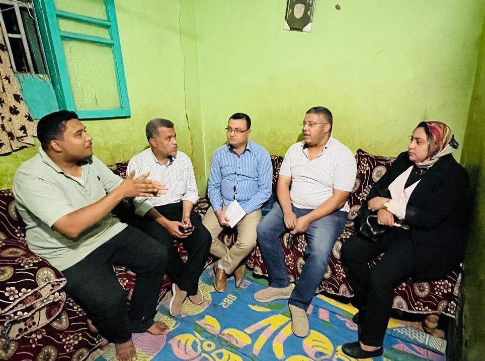 محافظ بني سويف يطمئن على استمرار المتابعة والرعاية الطبية لمواطن مريض (1) محافظ بني سويف يطمئن على استمرار المتابعة والرعاية الطبية لمواطن مريض (1)